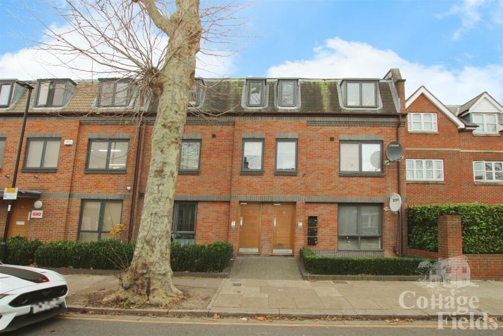 2 bedroom flat for sale in Ladysmith Road, Enfield Town, EN1 Share Of Freehold!, EN1