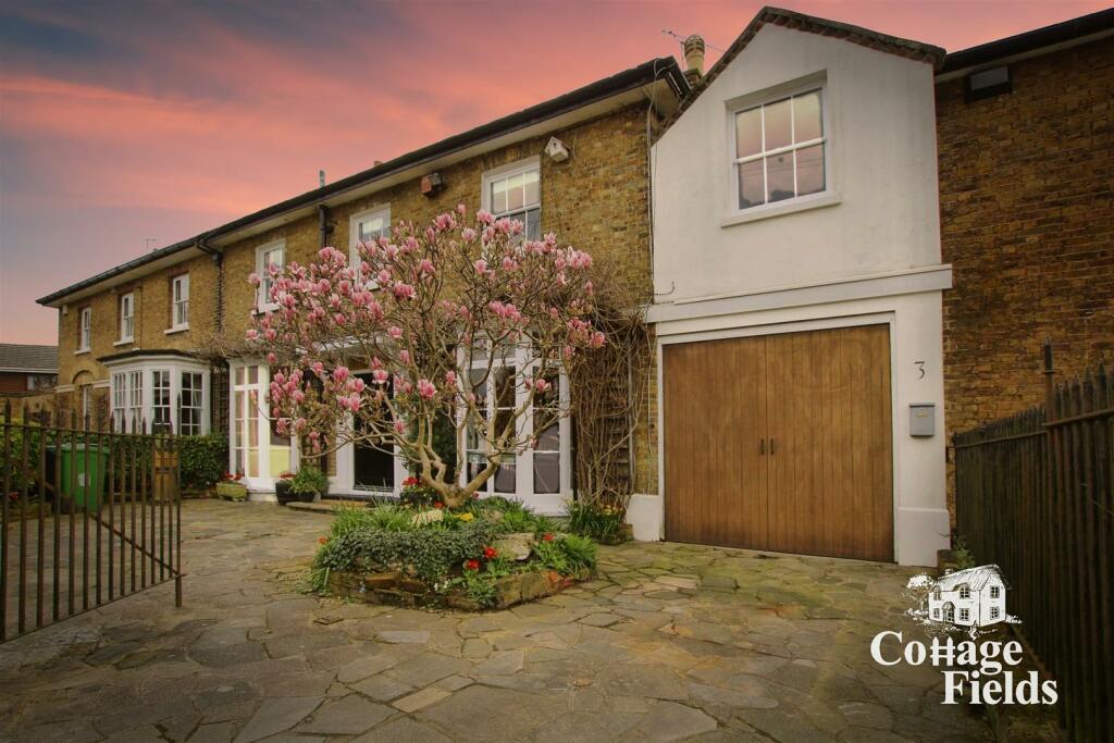 5 bedroom link detached house for sale in Churchfield Path, Cheshunt