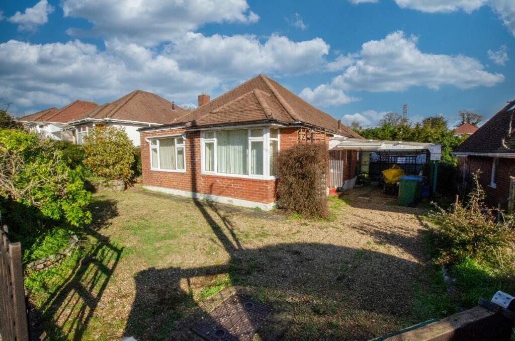 2 bedroom detached bungalow for sale in Shelley Road, Southampton, Hampshire, SO19