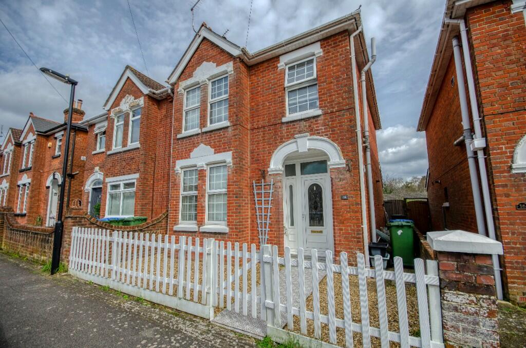 3 bedroom semidetached house for sale in Bedford Avenue, Woolston