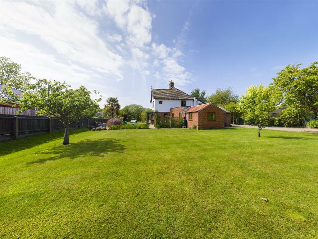 4 bedroom detached house for sale in Top Common, East Runton, Cromer, NR27