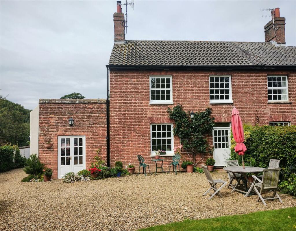 3 bedroom semidetached house for sale in Cromer Road, Overstrand