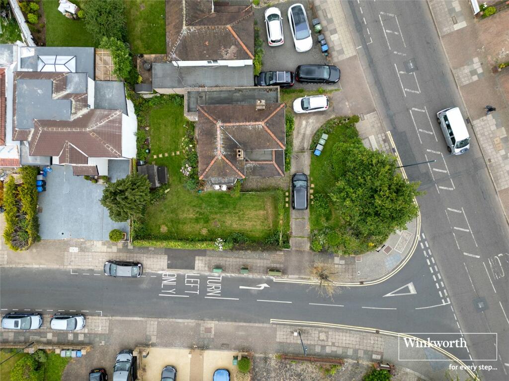 3 bedroom detached house for sale in Church Lane, Kingsbury, London, NW9