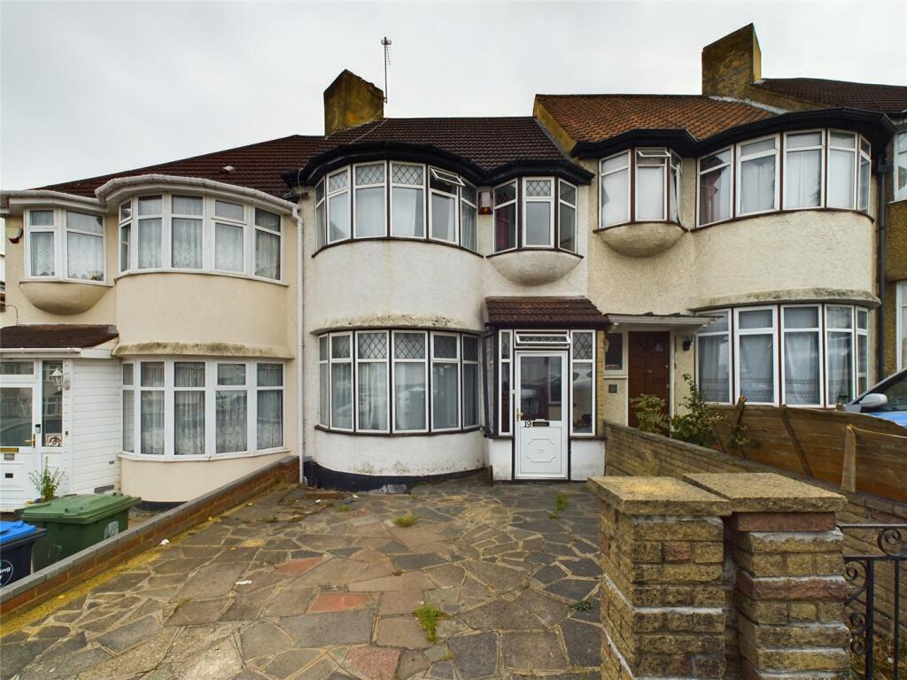 3 bedroom terraced house for sale in Wakemans Hill Avenue, Kingsbury