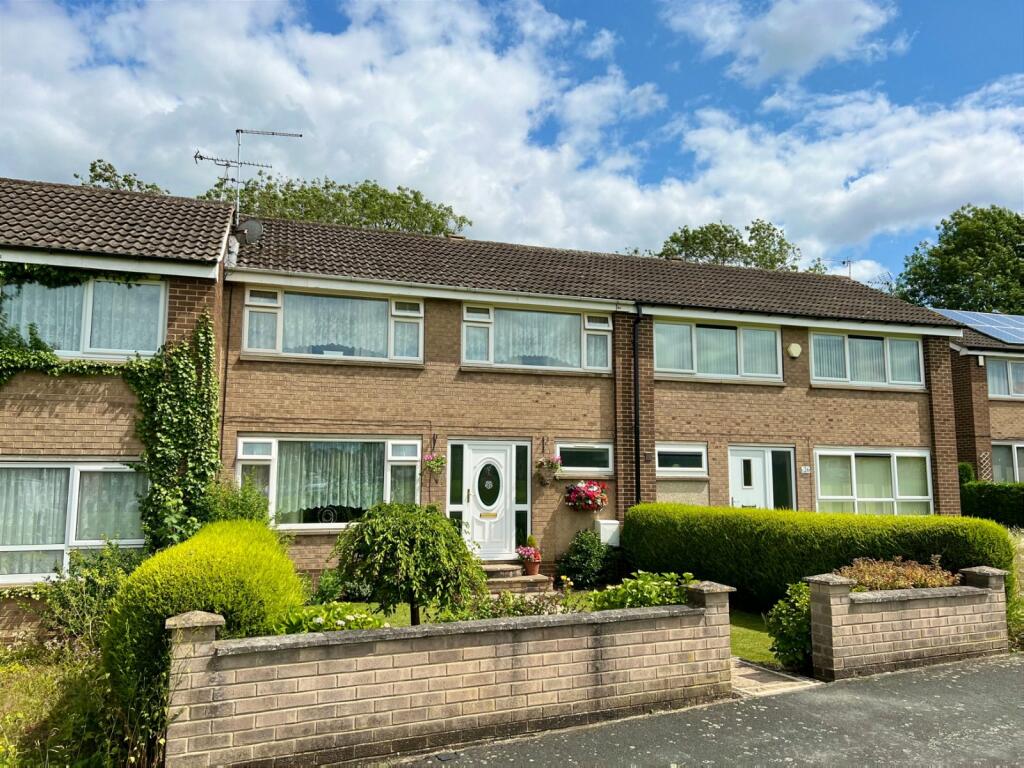 3 bedroom terraced house for sale in Wetherby, Law Close, LS22
