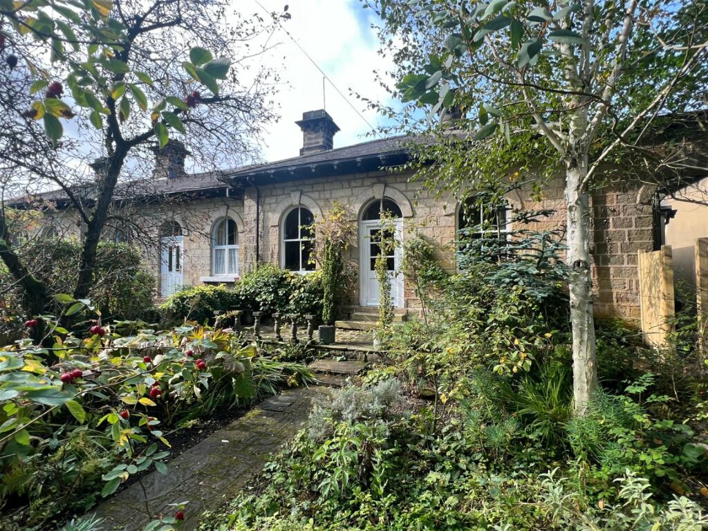 3 bedroom cottage for sale in Scarcroft, Woodlands View, Leeds, LS14