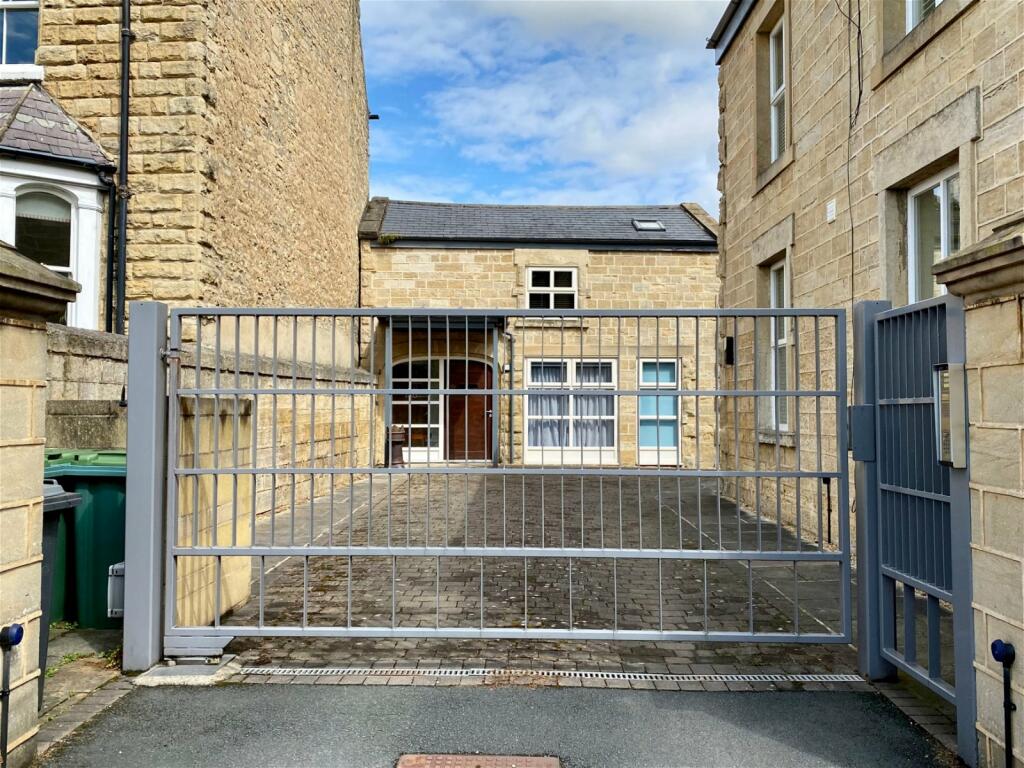 2 bedroom detached house for sale in Wetherby, Westgate Court, LS22