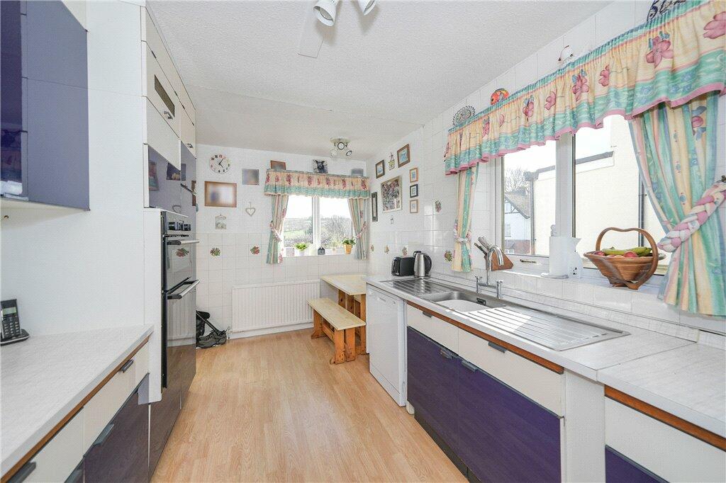 4 bedroom detached house for sale in Harewood Road, Collingham