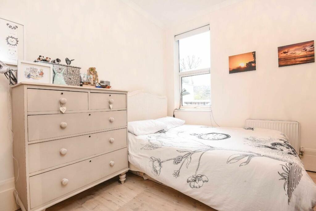 Flat to rent on Rossiter Road, Balham