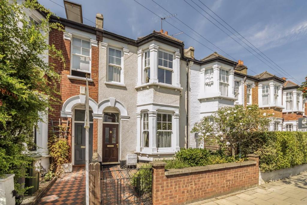 3 bedroom terraced house for sale in Hydethorpe Road, Balham, SW12