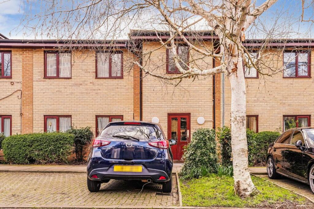 2 bedroom flat for sale in Cleeve Way, Wandsworth, SW15