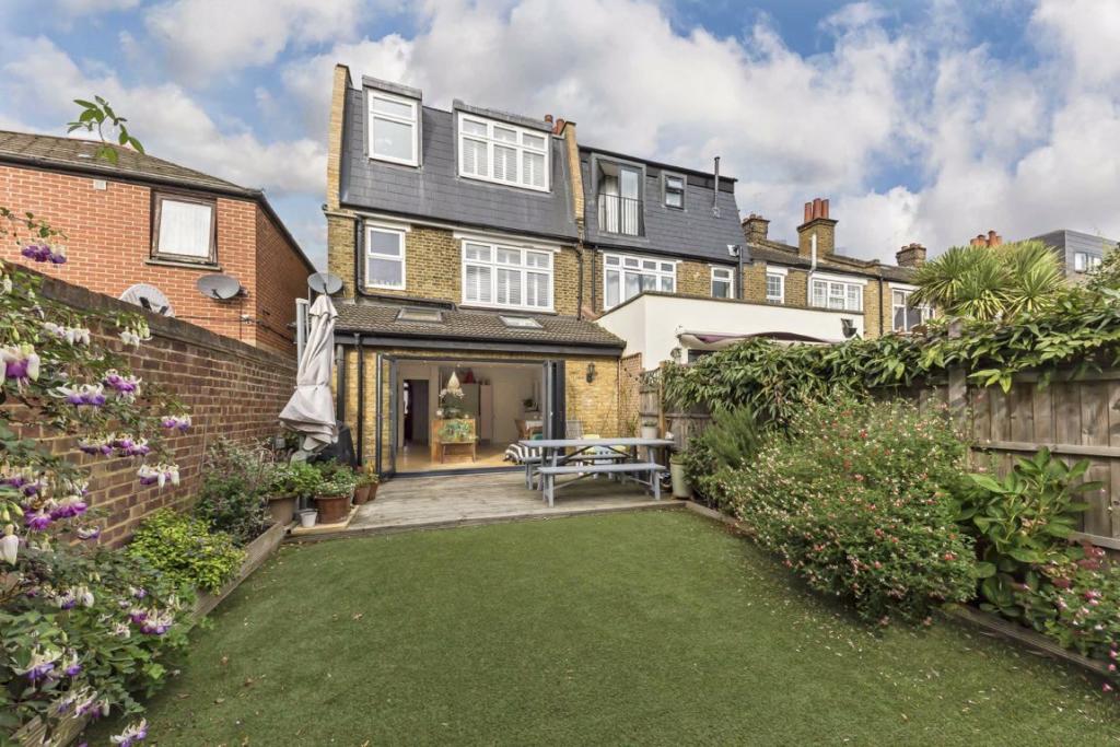 4 bedroom house for sale in Waldron Road, Wandsworth, SW18