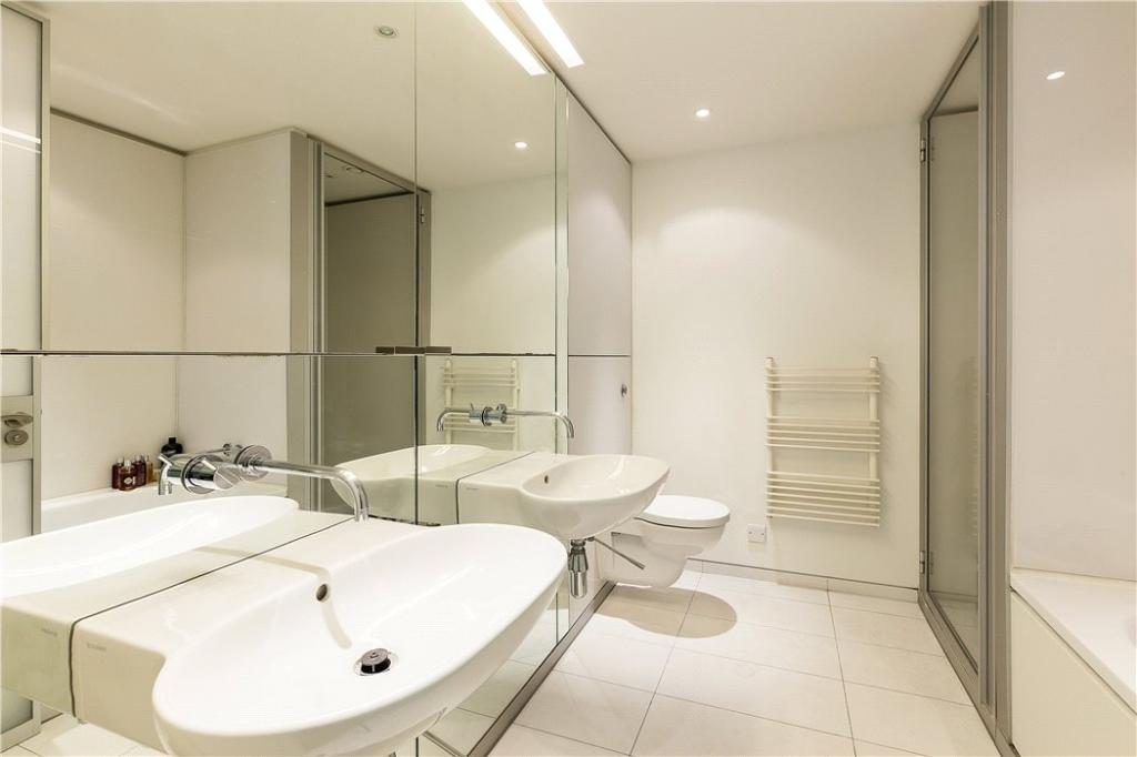 Norman Foster,Bathroom