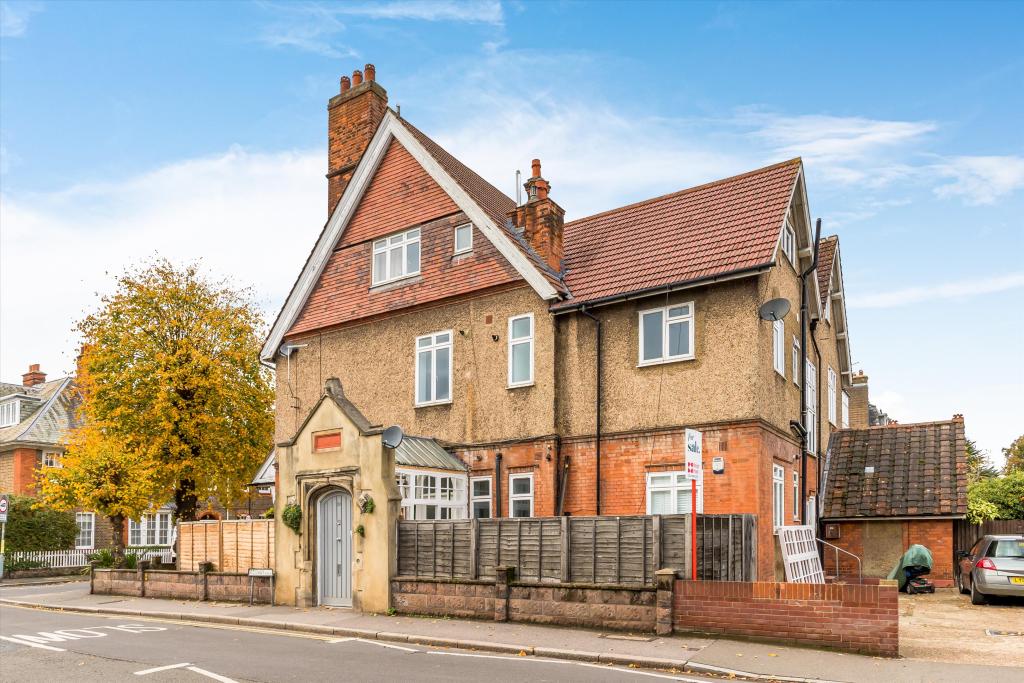 2 bedroom flat for sale in Lauriston Road, London, SW19
