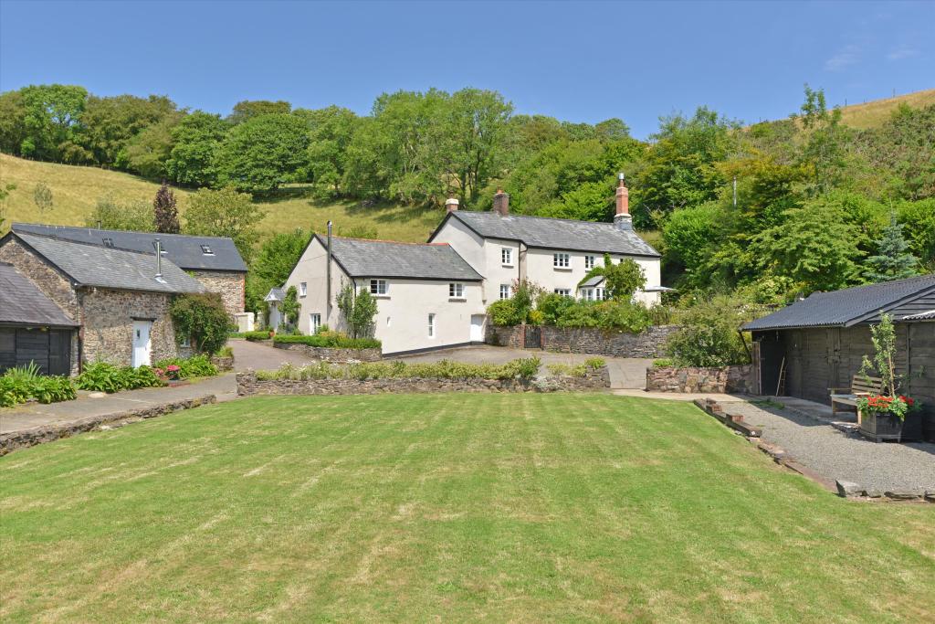 11 bedroom farm house for sale in Brayford, Barnstaple, Devon, EX32
