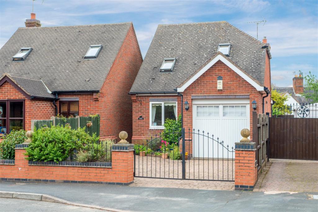 2 bedroom detached bungalow for sale in Warwick Lane, Market Bosworth, CV13