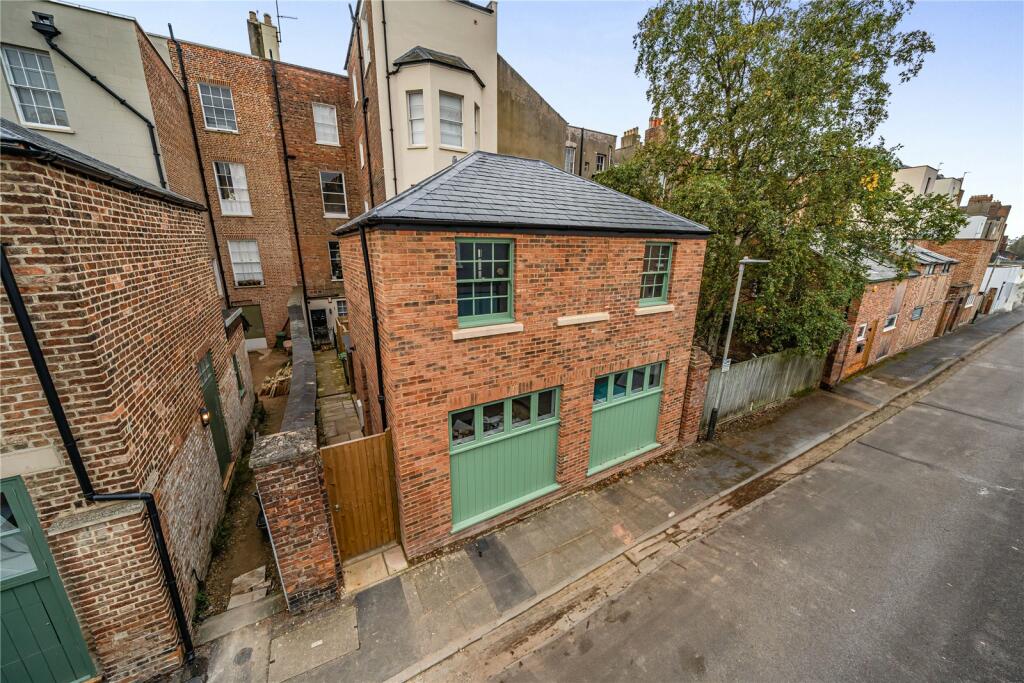 2 bedroom detached house for sale in Lansdown Place Lane, Cheltenham, GL50