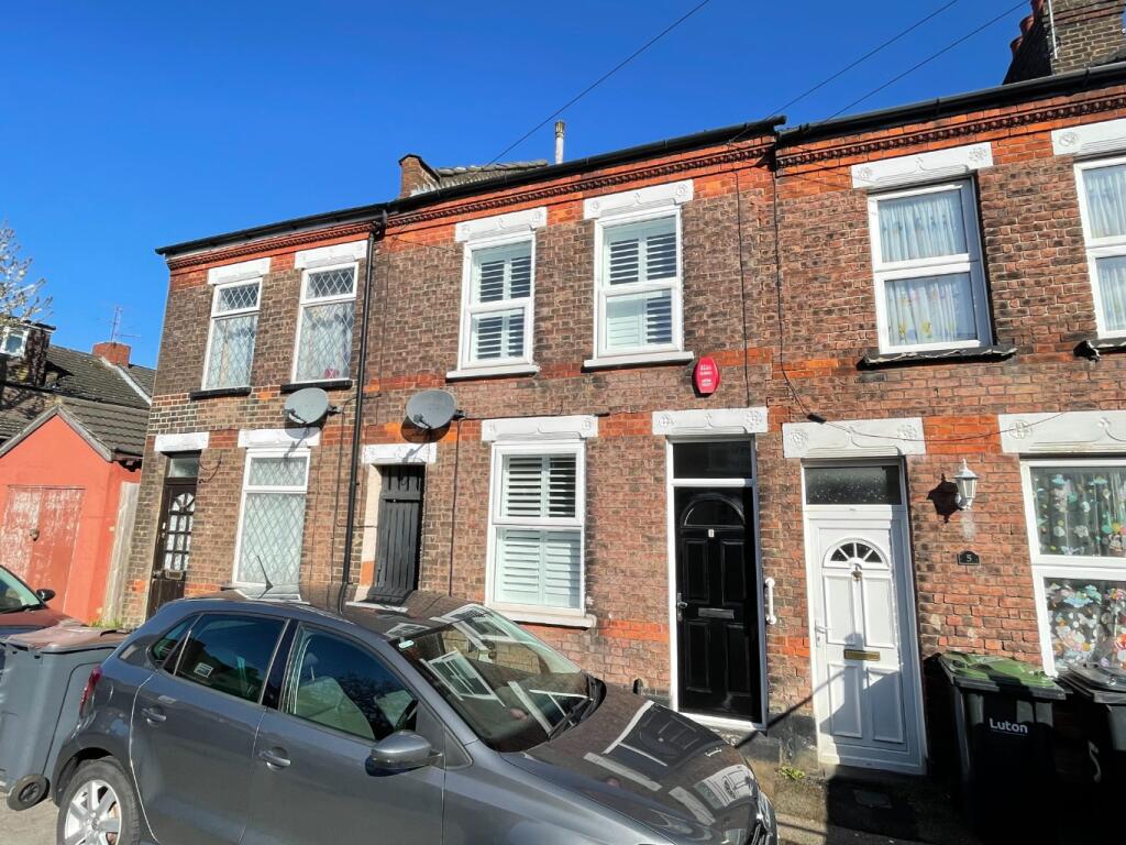 3 bedroom terraced house for sale in Moreton Road South, LU2