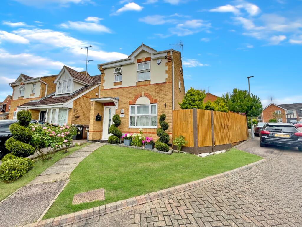 3 bedroom end of terrace house for sale in Lambourn Drive, Luton