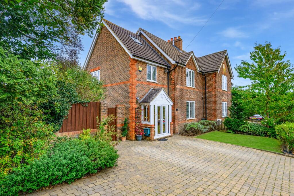 Main image of property: The Cottages, Great Bramingham Lane, Luton, LU3 3NJ