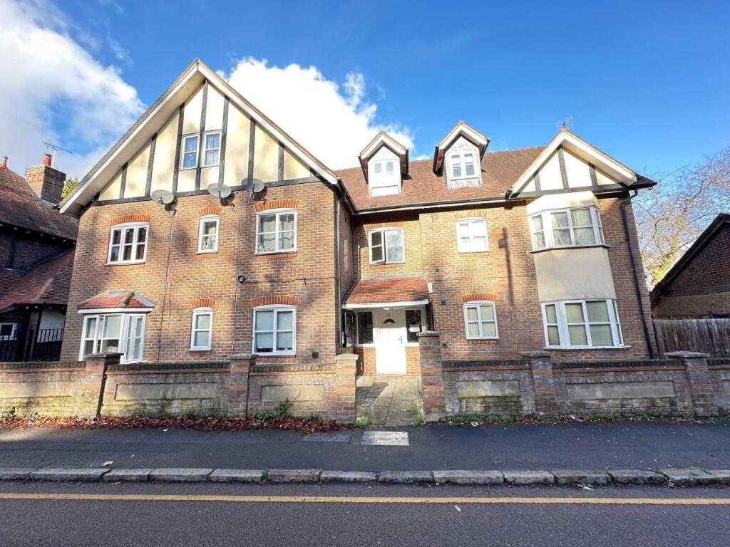 Main image of property: Great Downs, 2B Downs Road, Luton, Bedfordshire, LU1 1QD