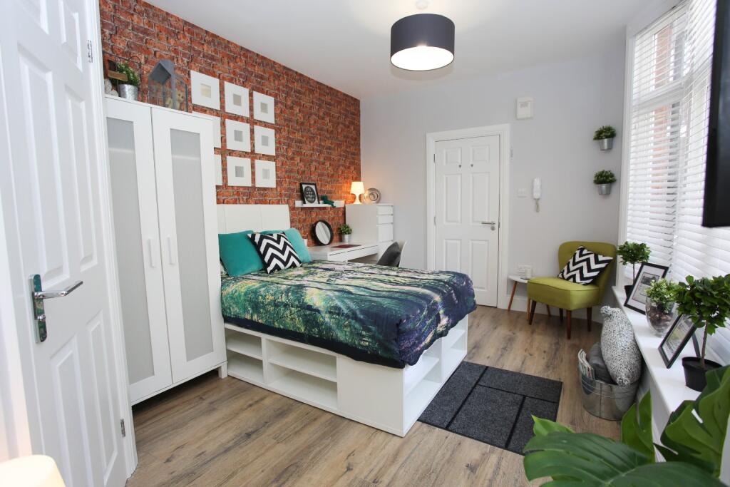 Main image of property: Suite 3, 35 King Street, Luton, Bedfordshire, LU1 2DW