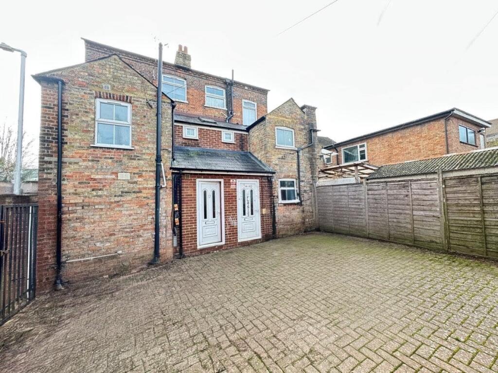 Main image of property: Flat 2, 46-48 West Street, Dunstable, Bedfordshire, LU6 1TA