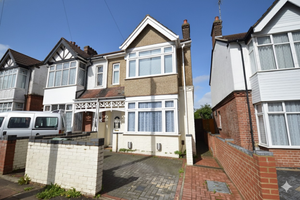 Main image of property: Alexandra Avenue, Luton, Bedfordshire, LU3 1HG