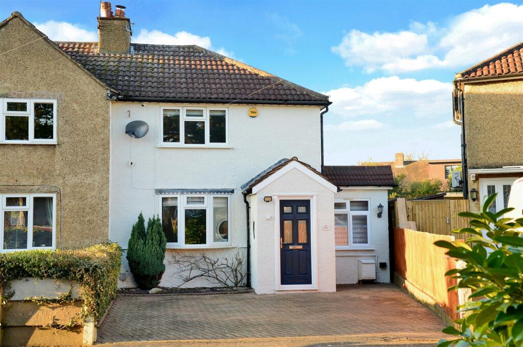 2 bedroom end of terrace house for sale in Fleece Road, Long Ditton