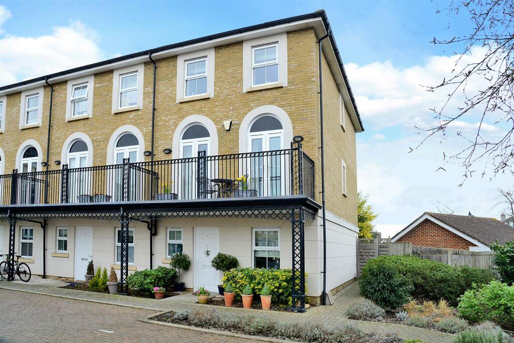 4 bedroom end of terrace house for sale in Vallings Place, Long Ditton