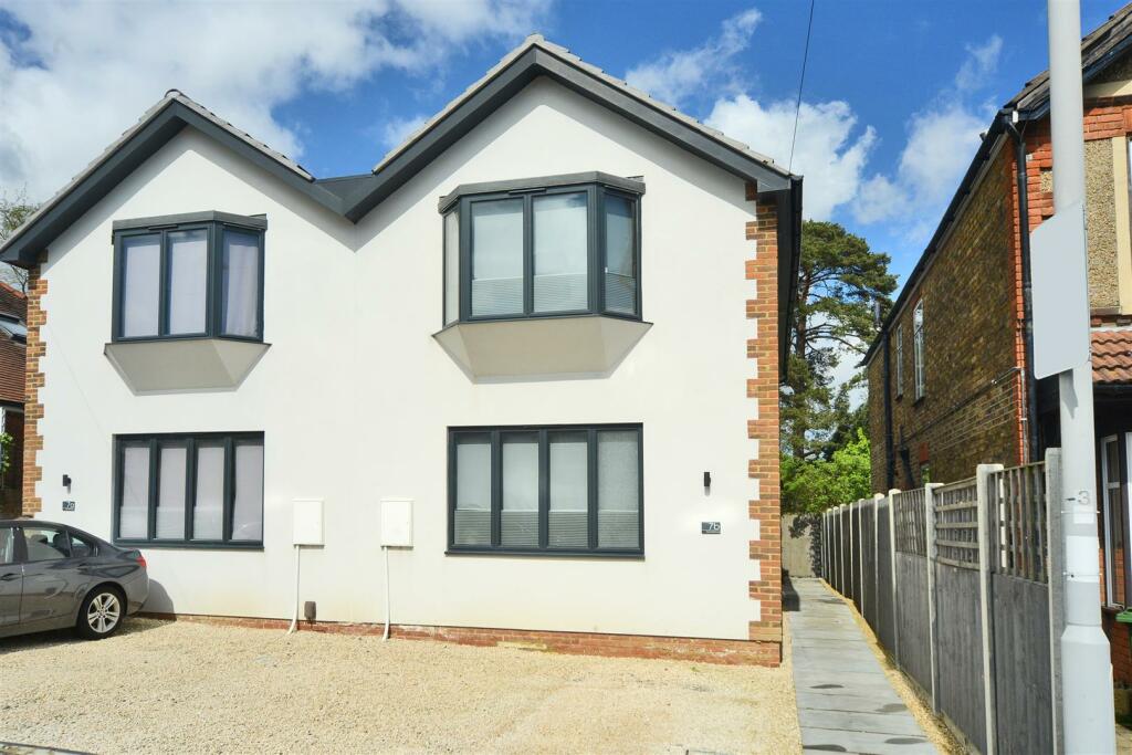 3 bedroom semidetached house for sale in Thornhill Road, Surbiton, KT6