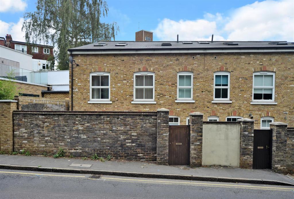 3 bedroom semidetached house for sale in Surbiton Hill Road, Surbiton, KT6