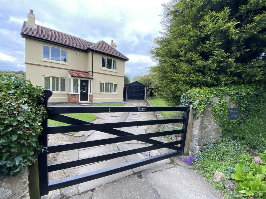 3 bedroom detached house for sale in Windgate Hill, Conisbrough