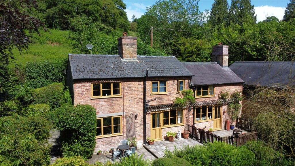 3 bedroom detached house for sale in Pentre Llifior, Berriew, Welshpool, Powys, SY21