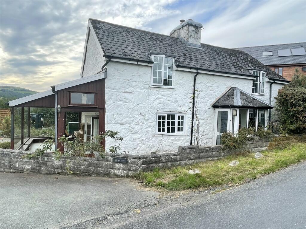 2 bedroom detached house for sale in Y Fan, Llanidloes, Powys, SY18