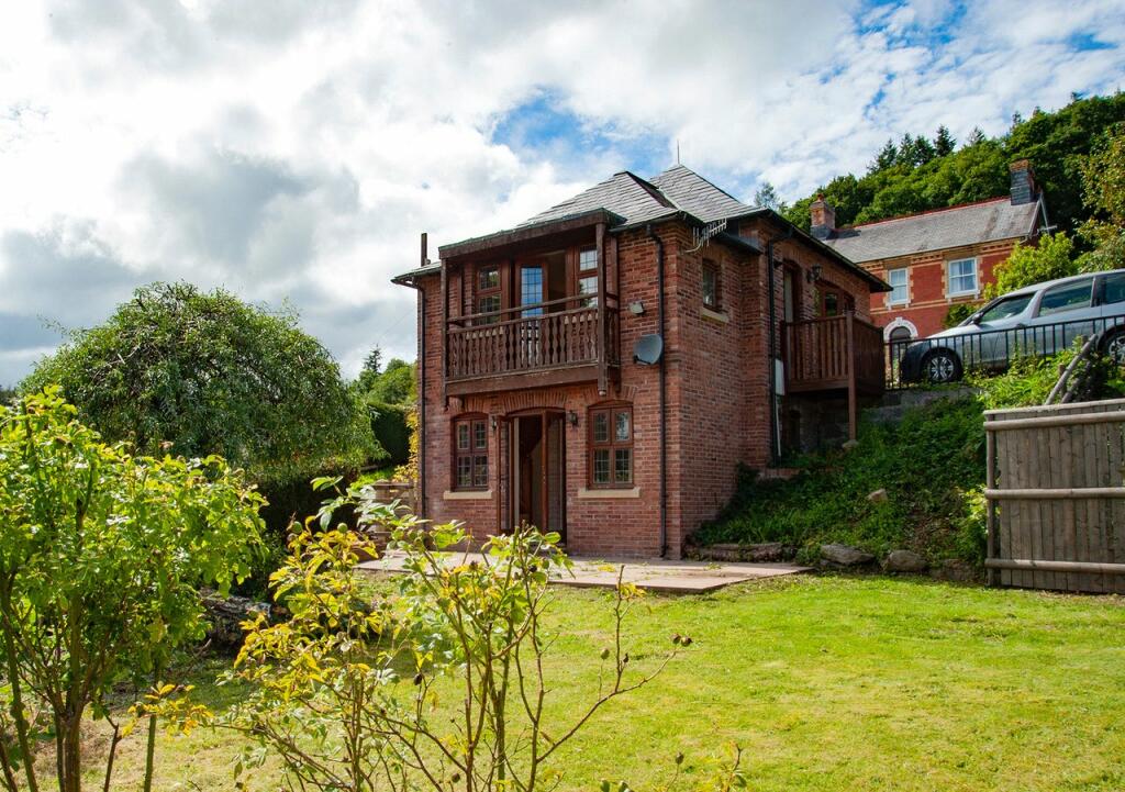 2 bedroom detached house for sale in Woodlands Road, Llanidloes, Powys