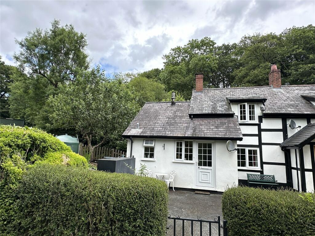 2 bedroom end of terrace house for sale in Trefeglwys, Caersws, Powys, SY17