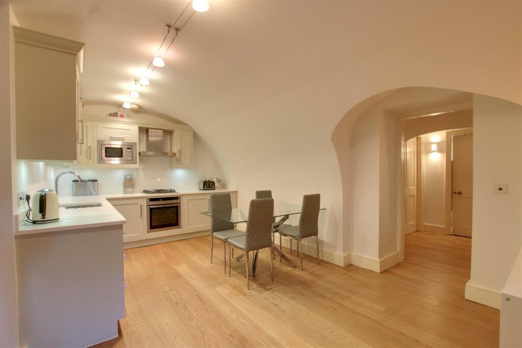 2 bedroom flat for sale in Balls Park, Hertford, SG13