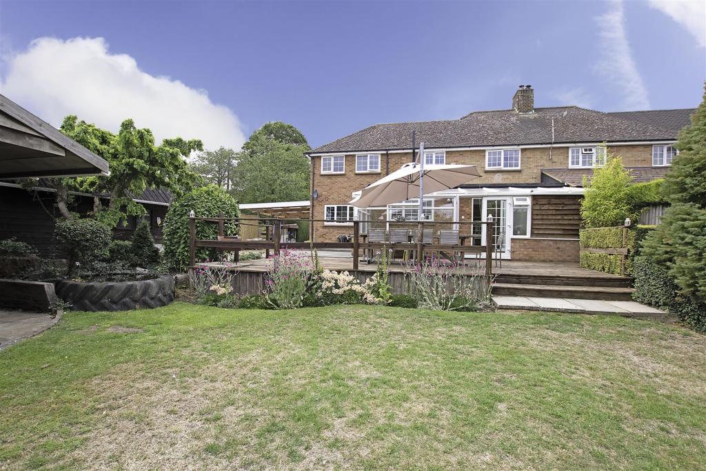 5 bedroom semidetached house for sale in Winding Shott, Bramfield