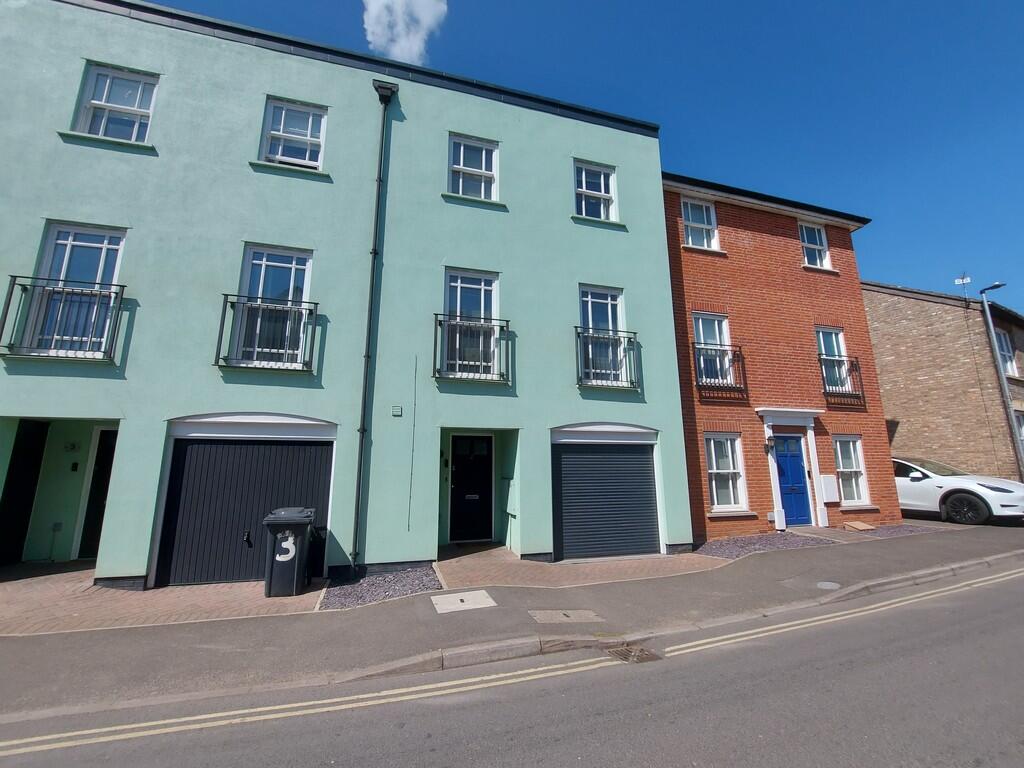 5 bedroom terraced house