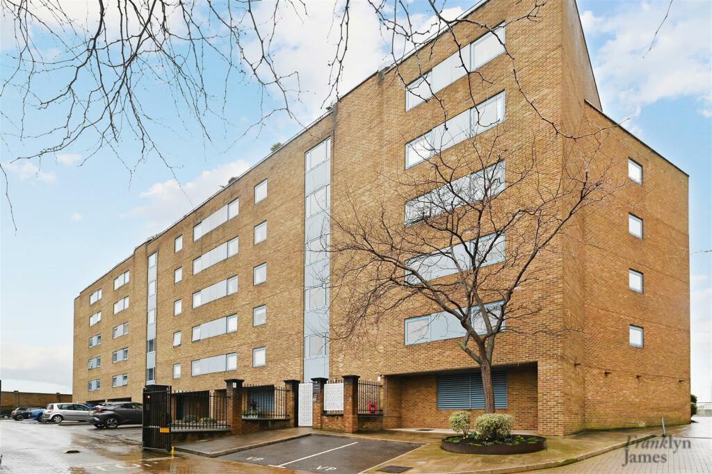 2 bedroom flat for rent in Arnhem Place, Canary Wharf, E14