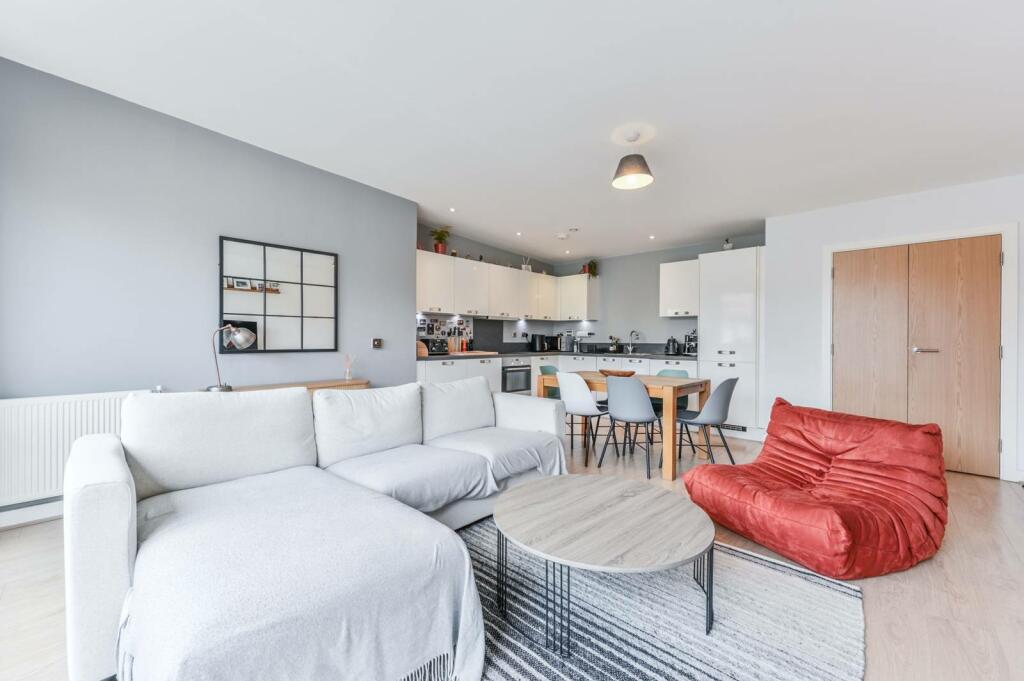 2 bedroom flat for rent in Aragon Court, Nine Elms, London, SW8