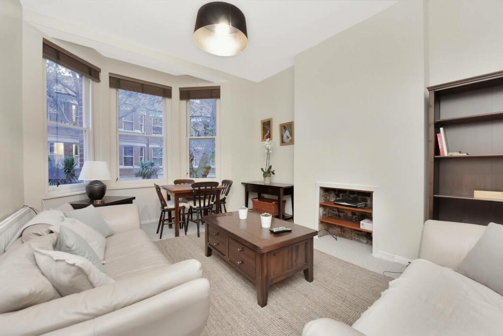 3 bedroom flat for rent in Cranworth Gardens, Oval, London, SW9