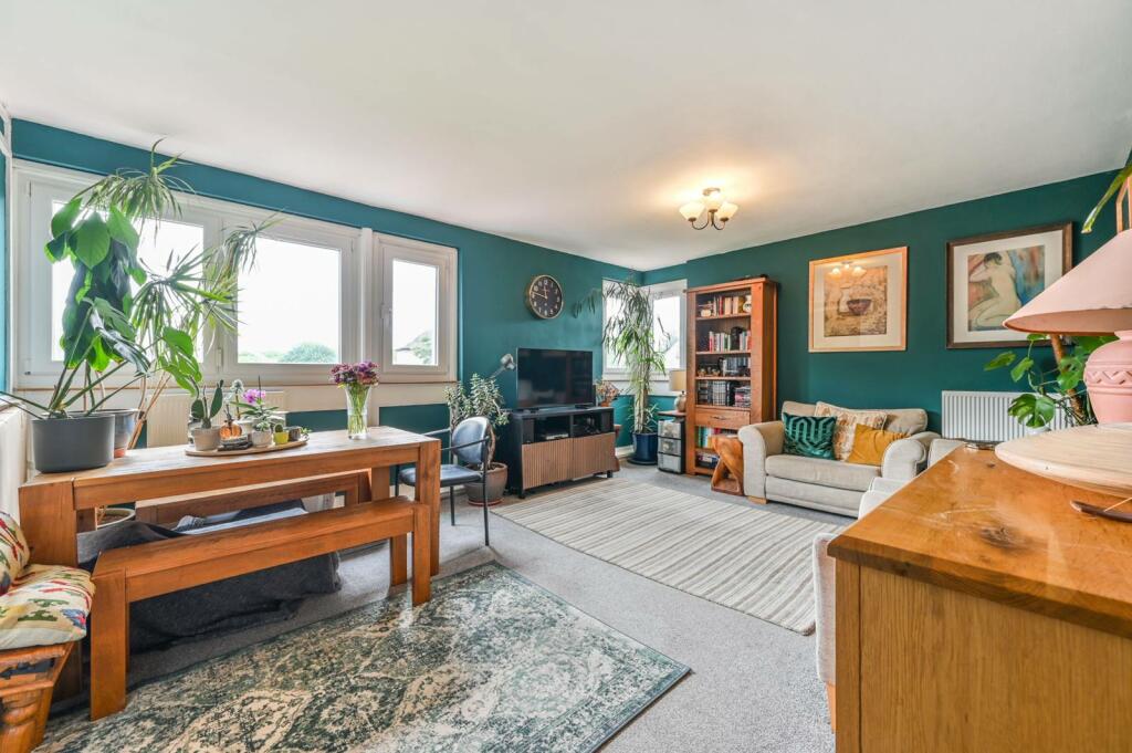 2 bedroom flat for sale in Kelvedon House, Stockwell, London, SW8