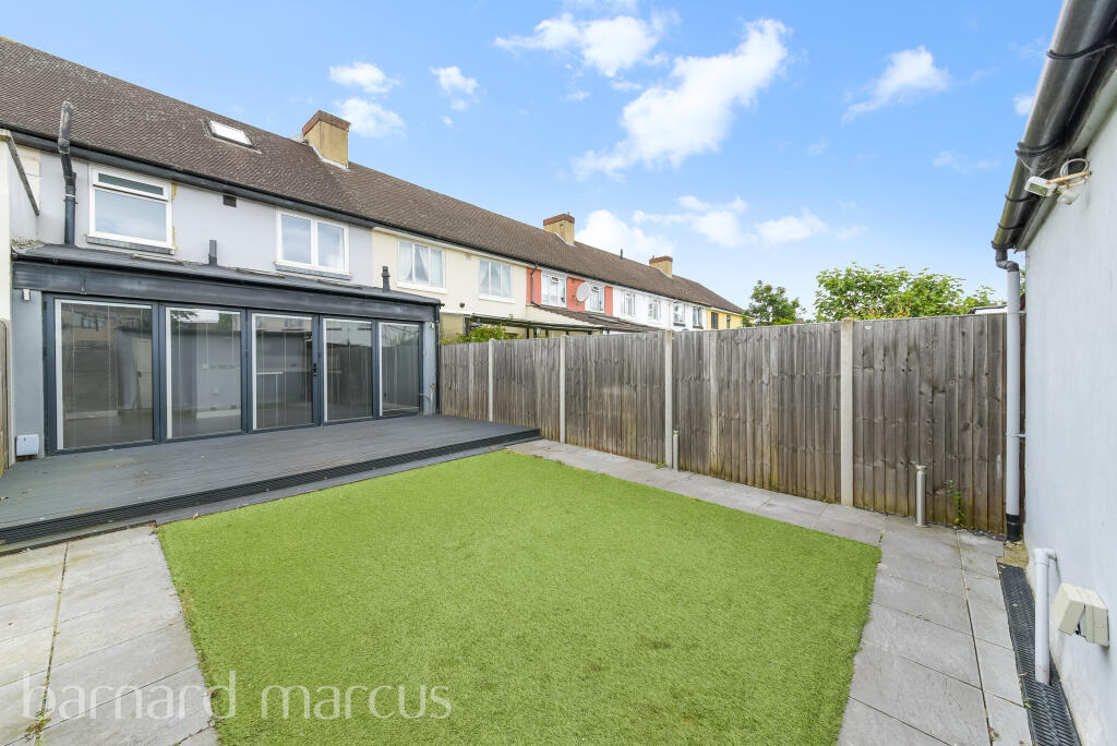 3 bedroom terraced house for rent in Carlingford Gardens, MITCHAM, CR4