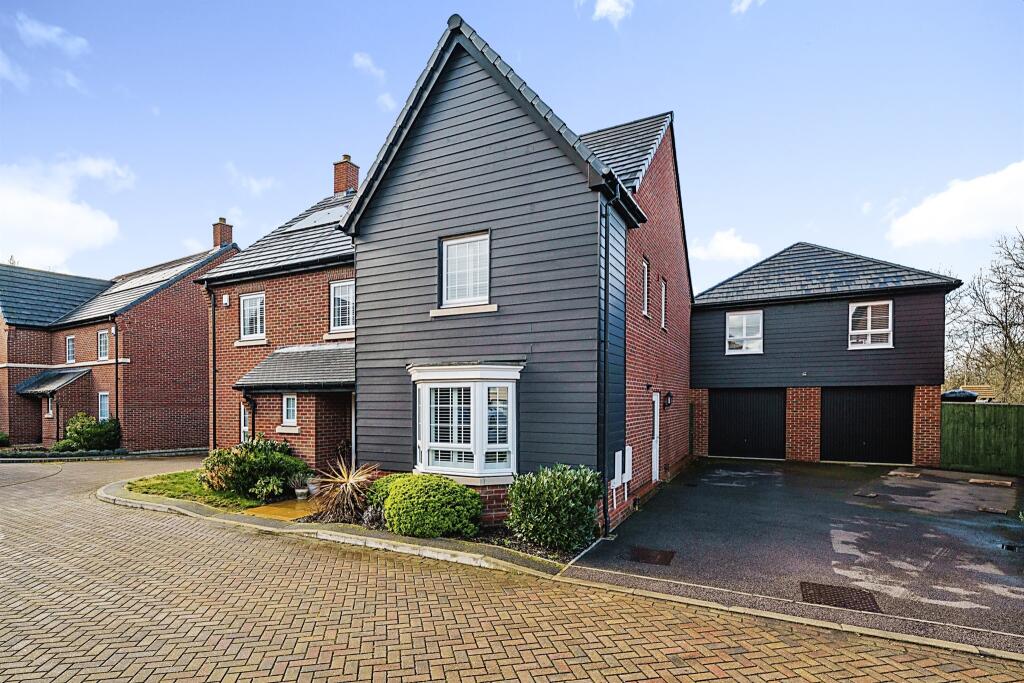 5 bedroom detached house for sale in Dellows Close, Elsenham,