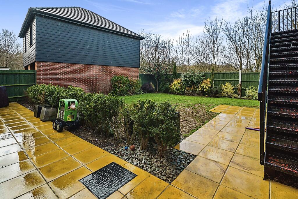 5 bedroom detached house for sale in Dellows Close, Elsenham,