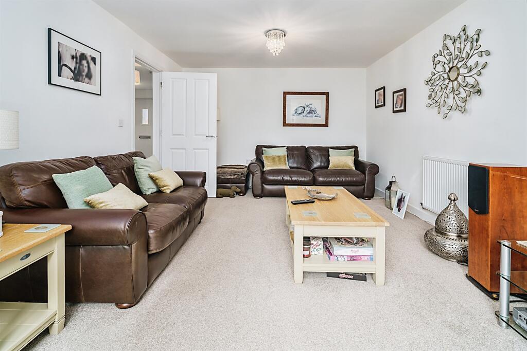 5 bedroom detached house for sale in Dellows Close, Elsenham,