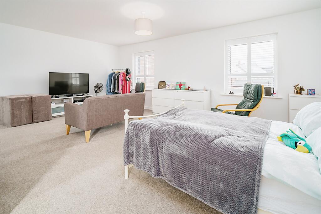 5 bedroom detached house for sale in Dellows Close, Elsenham,