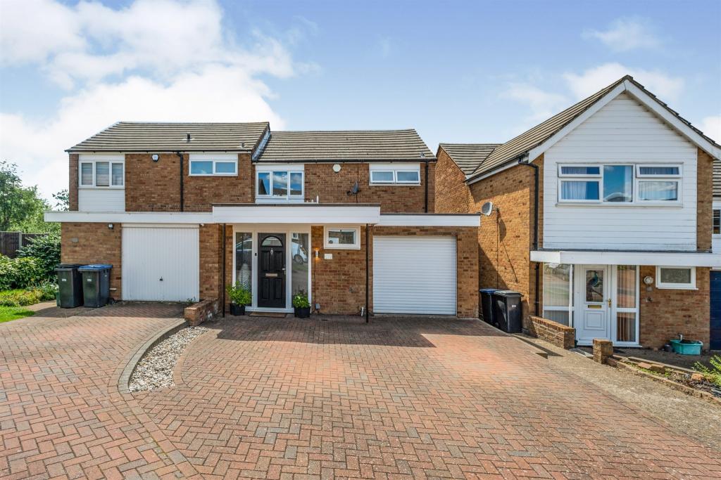 3 bedroom semidetached house for sale in Paddock Mead, Harlow, CM18
